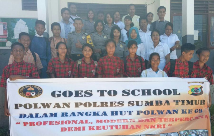 Goes To School, kegiatan door to door yang dilakukan Polwan Polres Sumba Timur untuk menyambut HUT Polwan ke 69