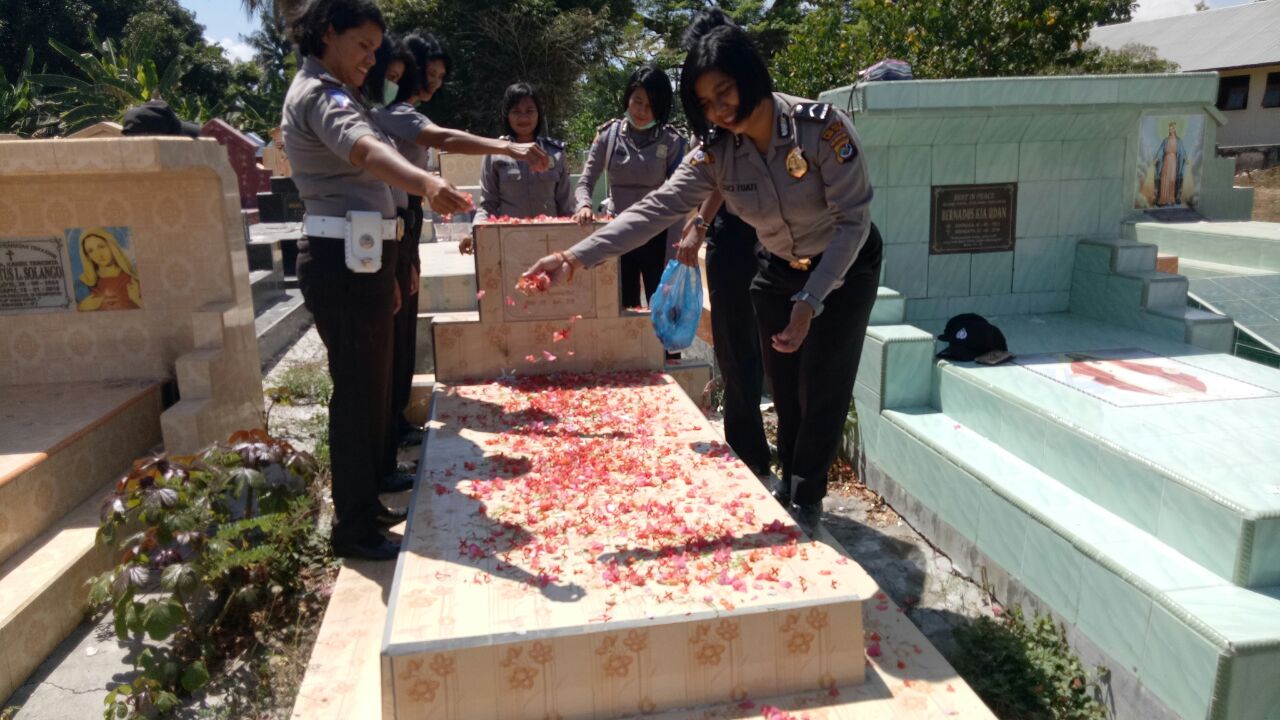 Bentuk penghormatan atas pengabdian dan dedikasi, Polwan Polres Sumba Timur ziarah ke makam senior Polwan