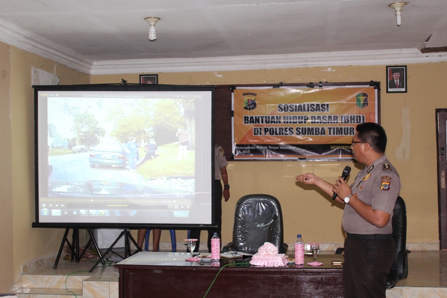 Bid Dokkes Polda NTT gelar sosialisasi kesehatan bagi anggota Polri di Polres Sumba Timur