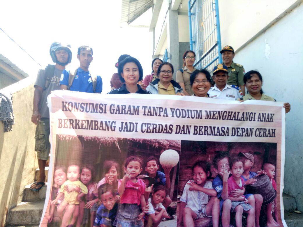 Bersama Tim TPL, Paur Rapkum Subbaghukum Polres Sumba Timur laksanakan kegiatan pembinaan, pengawasan dan pengendalian mutu garam beryodium