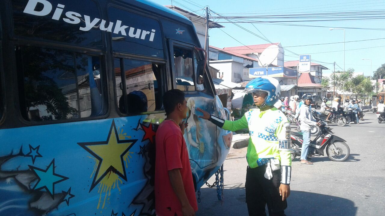 Satlantas tertibkan sejumlah kendaraan yang parkir liar