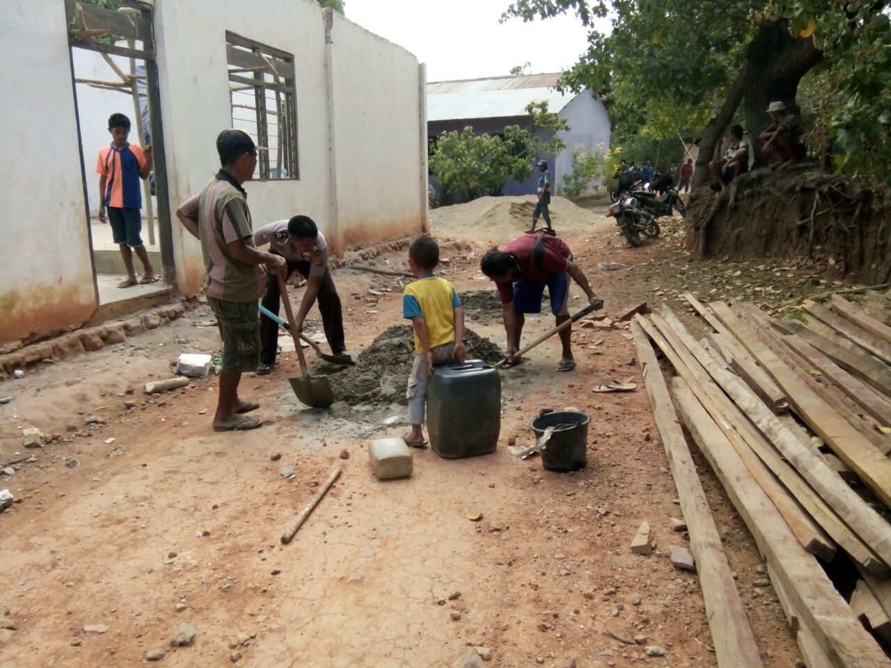 Bersama warga, Kanit Binmas Polsek Pinupahar kerja bakti bangun Gereja