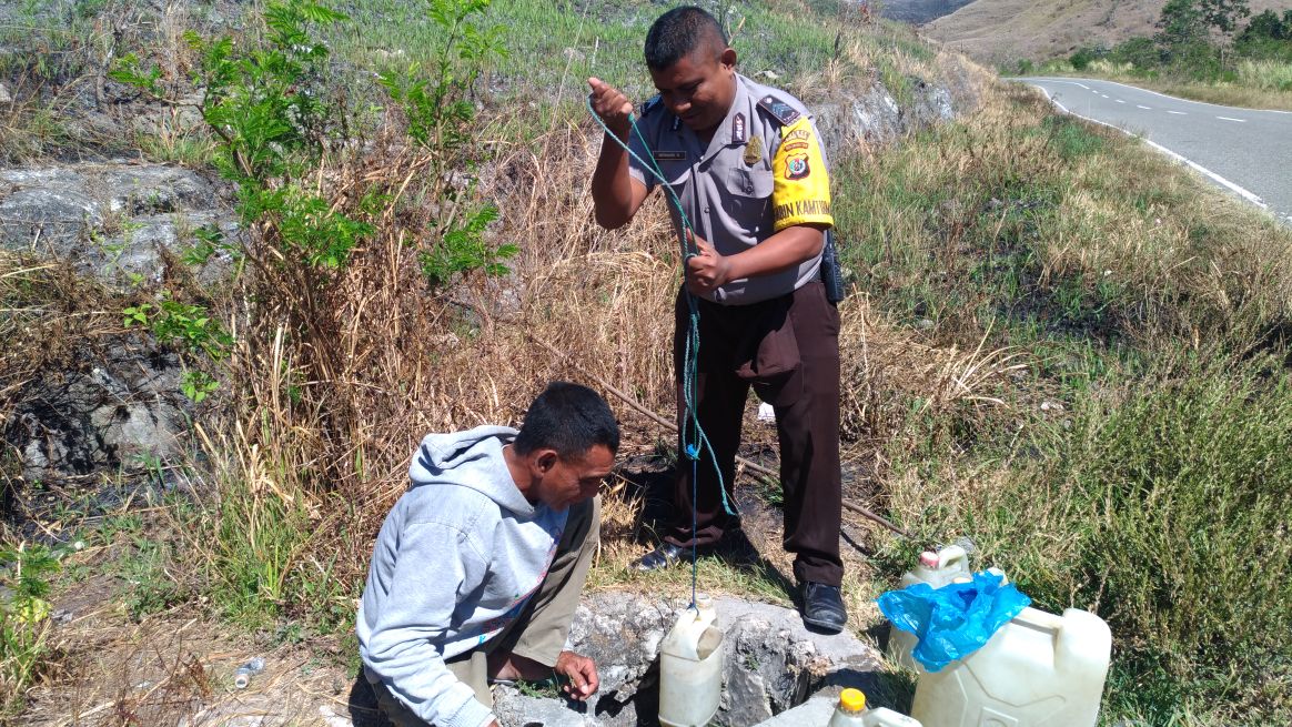 Bhabinkamtibmas Desa Pambotanjara ingatkan warga jaga sumber air dengan tidak menebang pohon dan membakar hutan