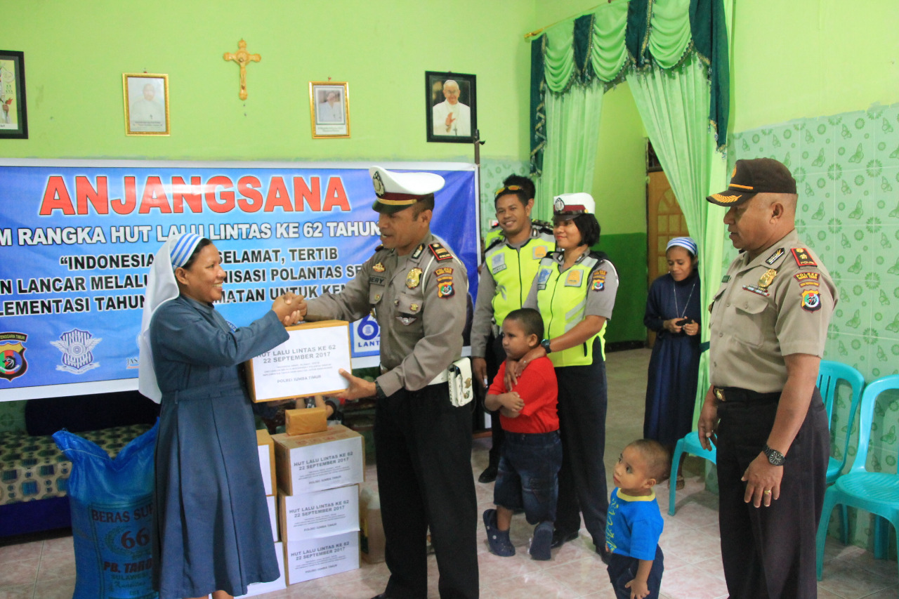 Sambangi panti asuhan, Satlantas Polres Sumba Timur beri bantuan sembako dan kenalkan rambu lalulintas