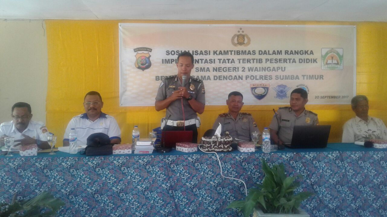 Sambangi SMA 2 Waingapu, Polres Sumba Timur sampaikan materi narkoba dan lalulintas