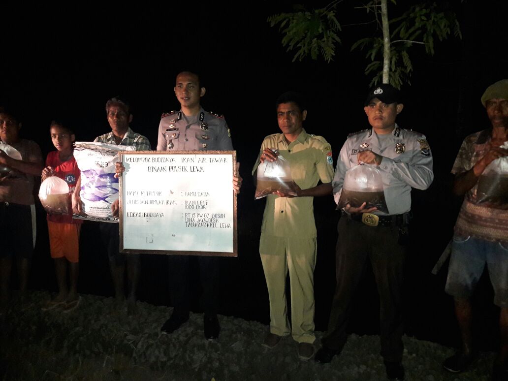 Terobosan kreatif, Kapolsek Lewa beri bantuan 1250 bibit ikan kepada masyarakat di desa Tanarara dan desa Kambuhapang