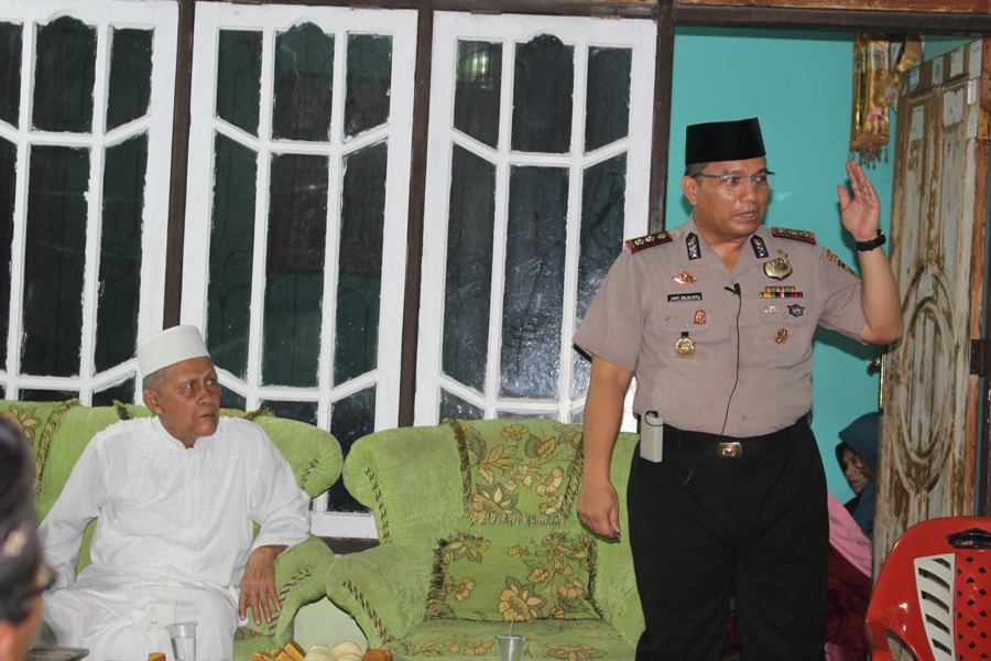 Kapolres Sumba Timur silaturami dan berdialog dengan warga Kampung Bugis antisipasi paham radikalisme dan anti Pancasila