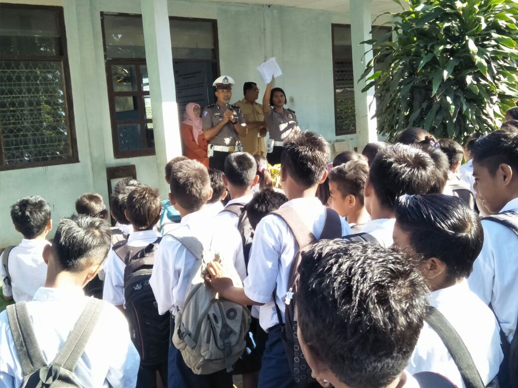 Sambut operasi Zebra 2017, Satlantas Polresta Sumba Timur gelar sosialisasi di SMP 1 Pandawai