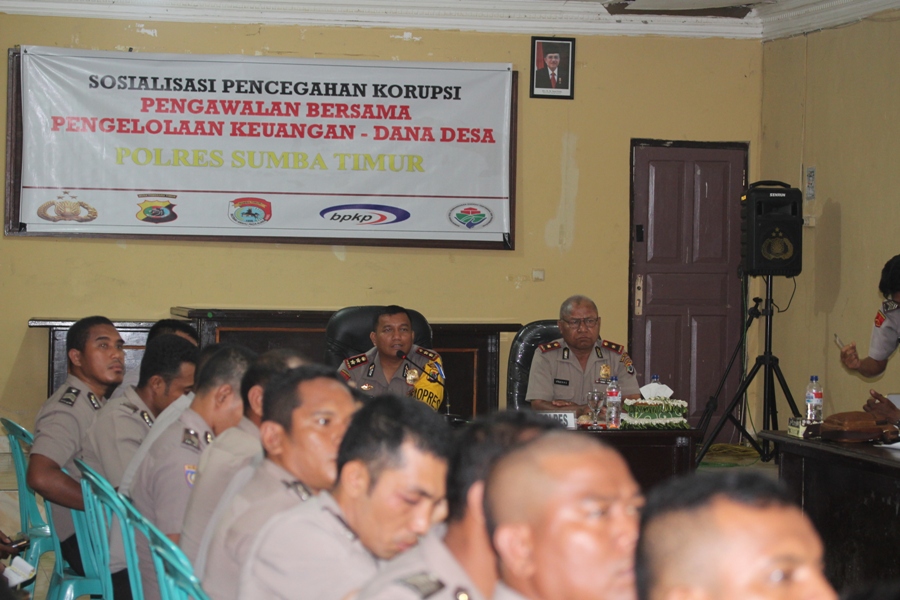 Kapolres Sumba Timur bekali Personel kawal Dana Desa dengan menggelar Sosialisasi Pencegahan Korupsi Pengawalan Bersama Pengelolaan Keuangan Dana Desa