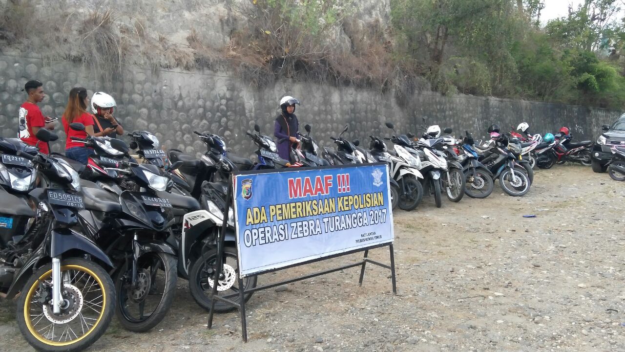 Hari pertama operasi Zebra Turangga 2017 di Sumba Timur, puluhan kendaraan terjaring