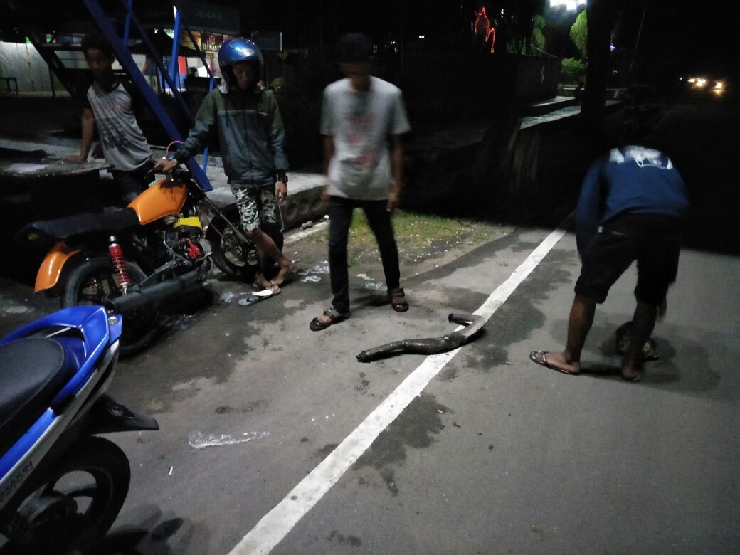 Terjaring Saat Operasi Malam,  Pelanggar Hancurkan Sendiri Knalpot Racing