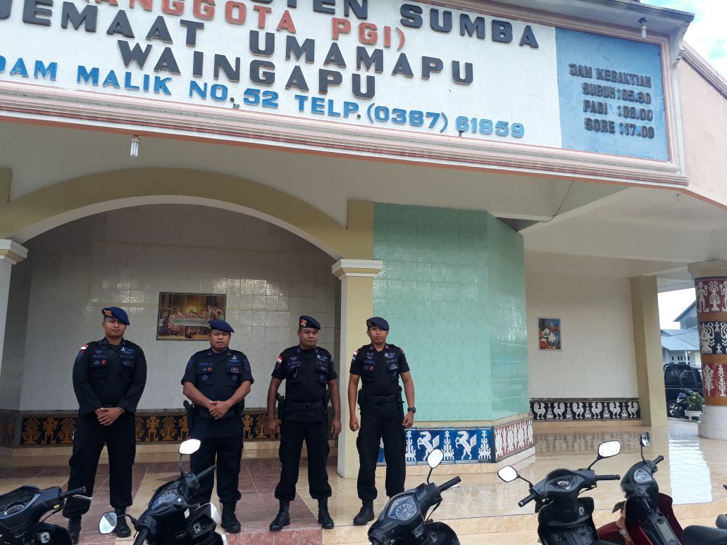 Ibadah Minggu pagi,  Gereja diamankan Polisi