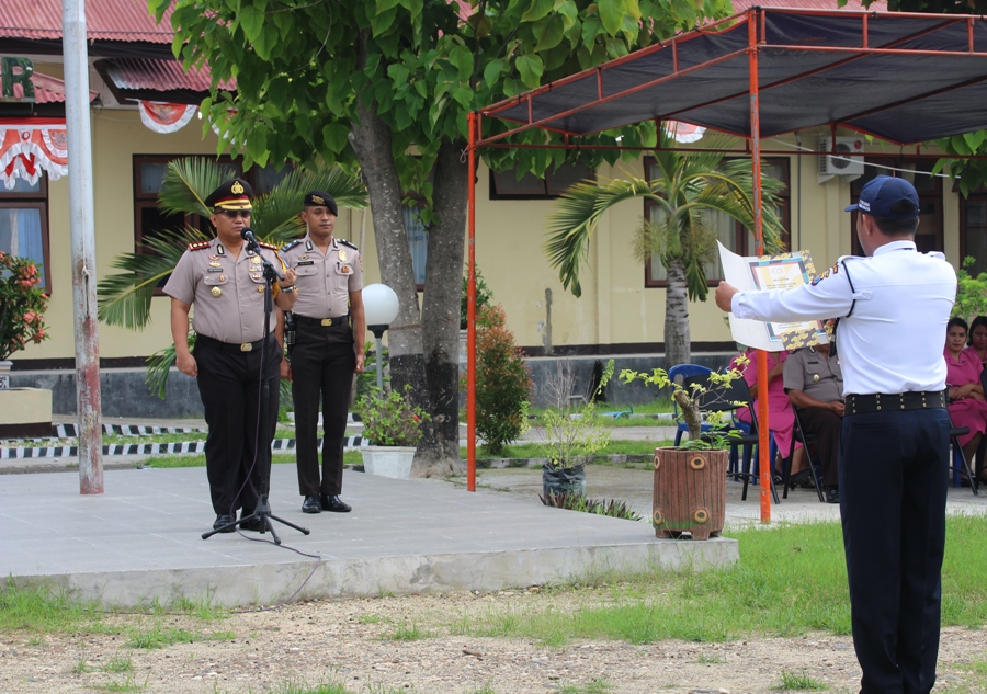 Peringatan ke 37 Hut Satpam Tahun 2017 di Polres Sumba Timur, Kapolres Beri Nasi Tumpeng Kepada Satpam Tertua