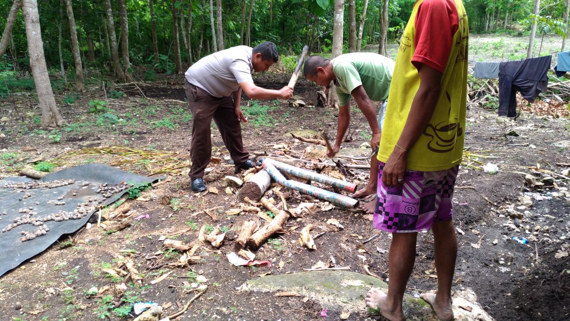Meriam kaleng rakitan di hancurkan Bhabinkamtibmas Desa Pambonjara saat sambangi rumah warga