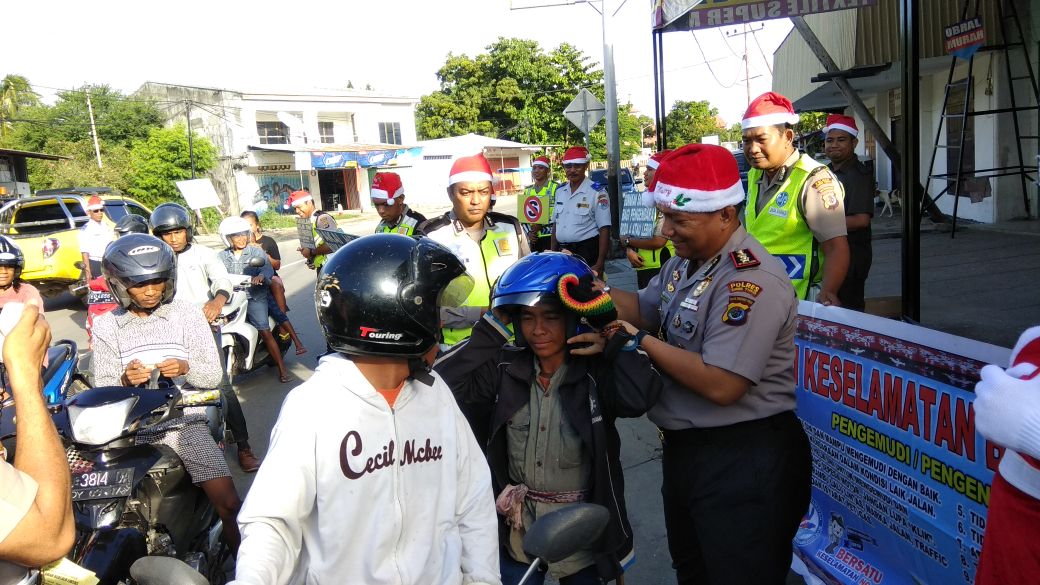 Apa yang terjadi jika ada sinterklas dijalan sedang membagi-bagikan helm serta cokelat kepada para pengguna jalan?