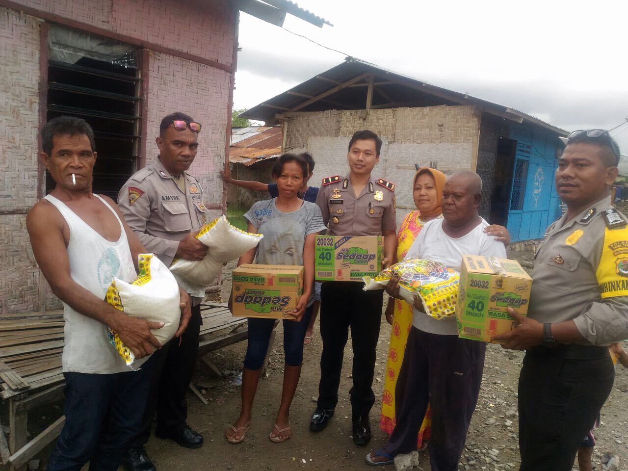 Beri Bantuan Sembako Kepada Korban Banjir, Kapolsek Waingapu Ingatkan Warga Agar Selalu Waspada