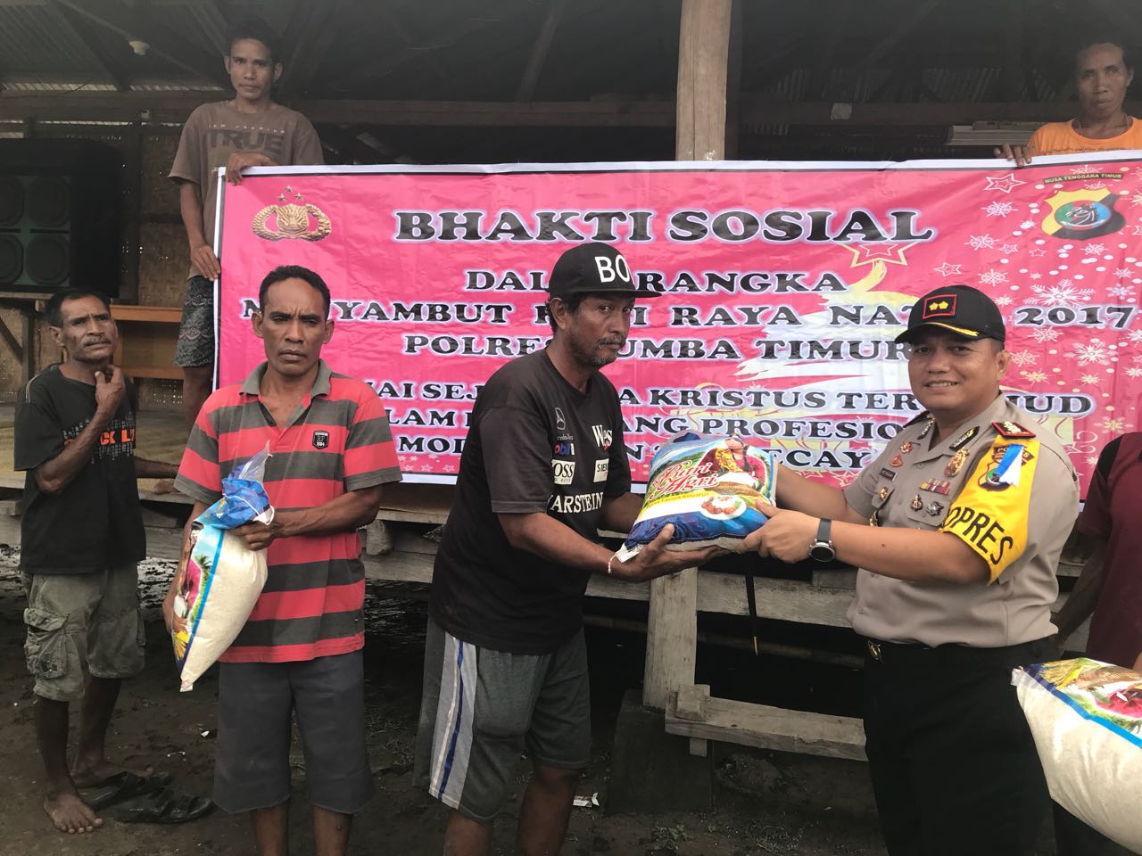 Tinjau Lokasi Banjir, Kapolres Sumba Timur Beri Bantuan Warga