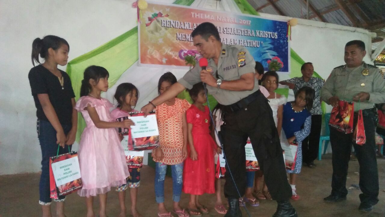 Sambut Tahun Baru , Polsek Matawai Lapawu Berbagi Kasin Dengan Anak Sekolah Minggu
