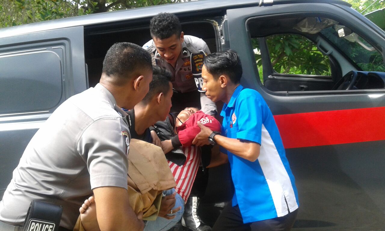 Pingsan Saat Mengurus SKCK, Seorang Warga di Tolong Anggota Polres