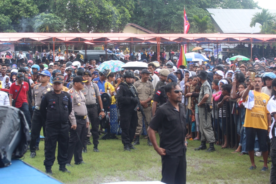 Diguyur Hujan Lebat, Kapolres Sumba Timur Pimpin Anggota Laksanakan Pengamanan Deklarasi Paslon Victory-Joss