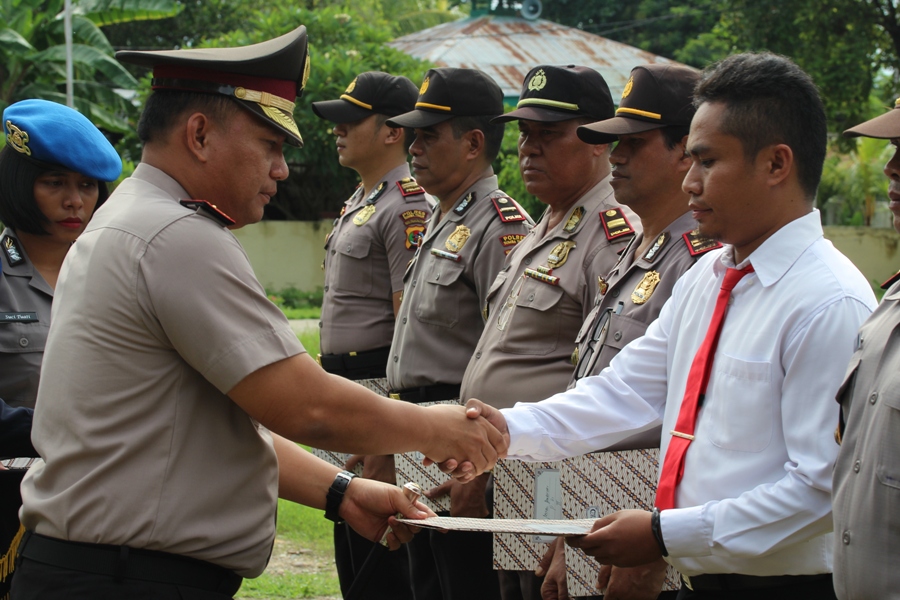 Kinerja Baik, Tujuh Anggota dan Tiga Polsek Dapat Penghargaan Dari Kapolres Sumba Timur