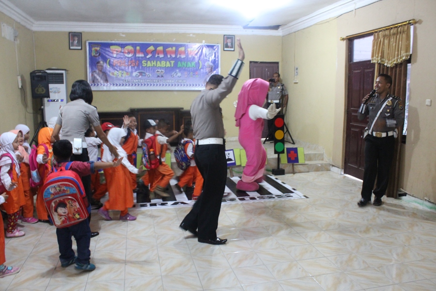 Polisi Sahabat Anak, Kunjungi Pores Sumba Timur Ini Yang Disajikan Satlantas Kepada Murid Paud IT Cerdas Ceria