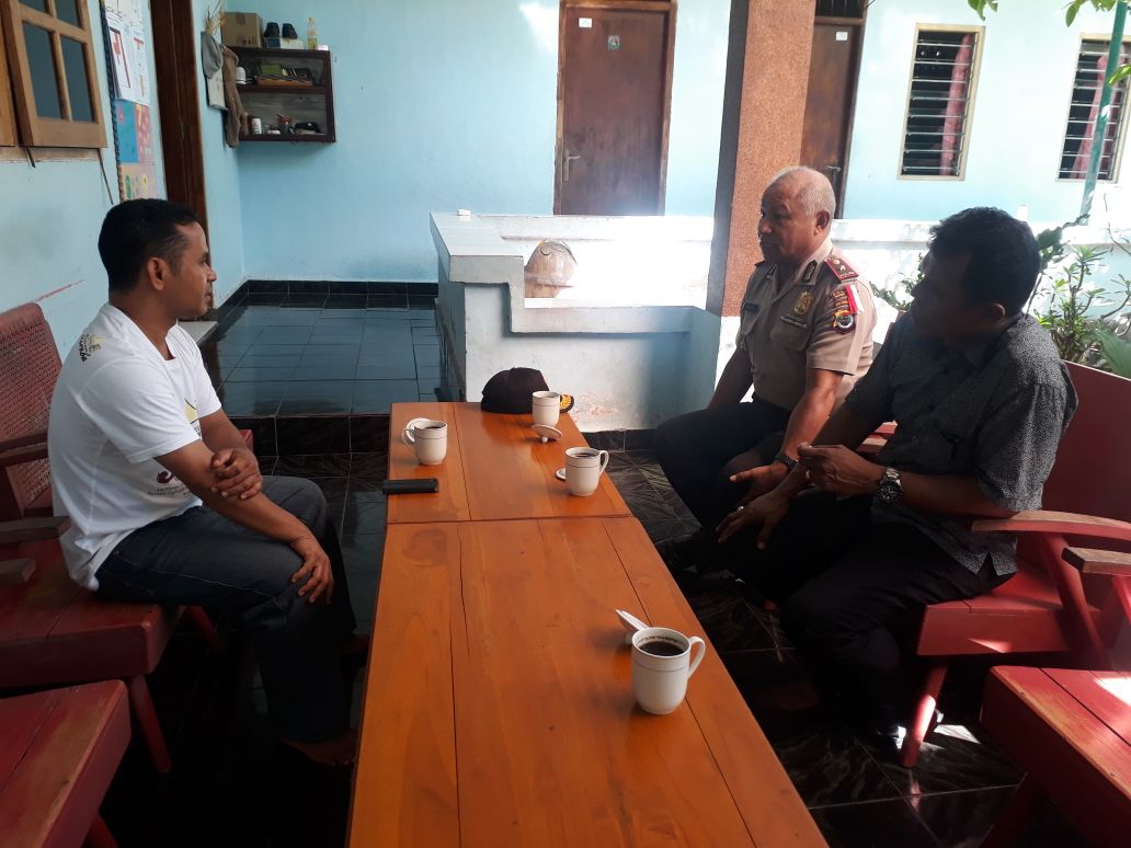 Sikapi Perkembangan Situasi Nasional Dan Perkembangan Politik Pilkada, Wakapolres Sumba Timur dan Kasat Intelkam Sambangi Pastor Paroki Wara