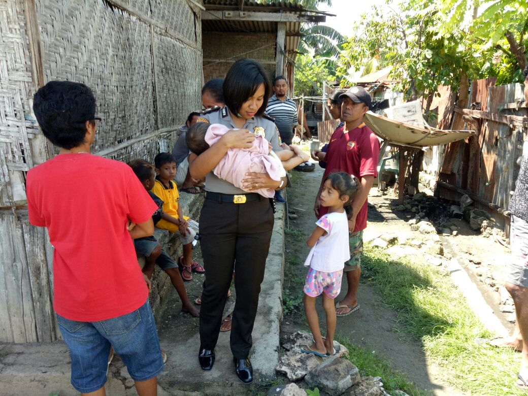 Ikut Pengamanan Eksekusi Tanah, Polwan Polres Sumba Timur Lakukan Himbauan Dan Bantu Evakuasi Bayi