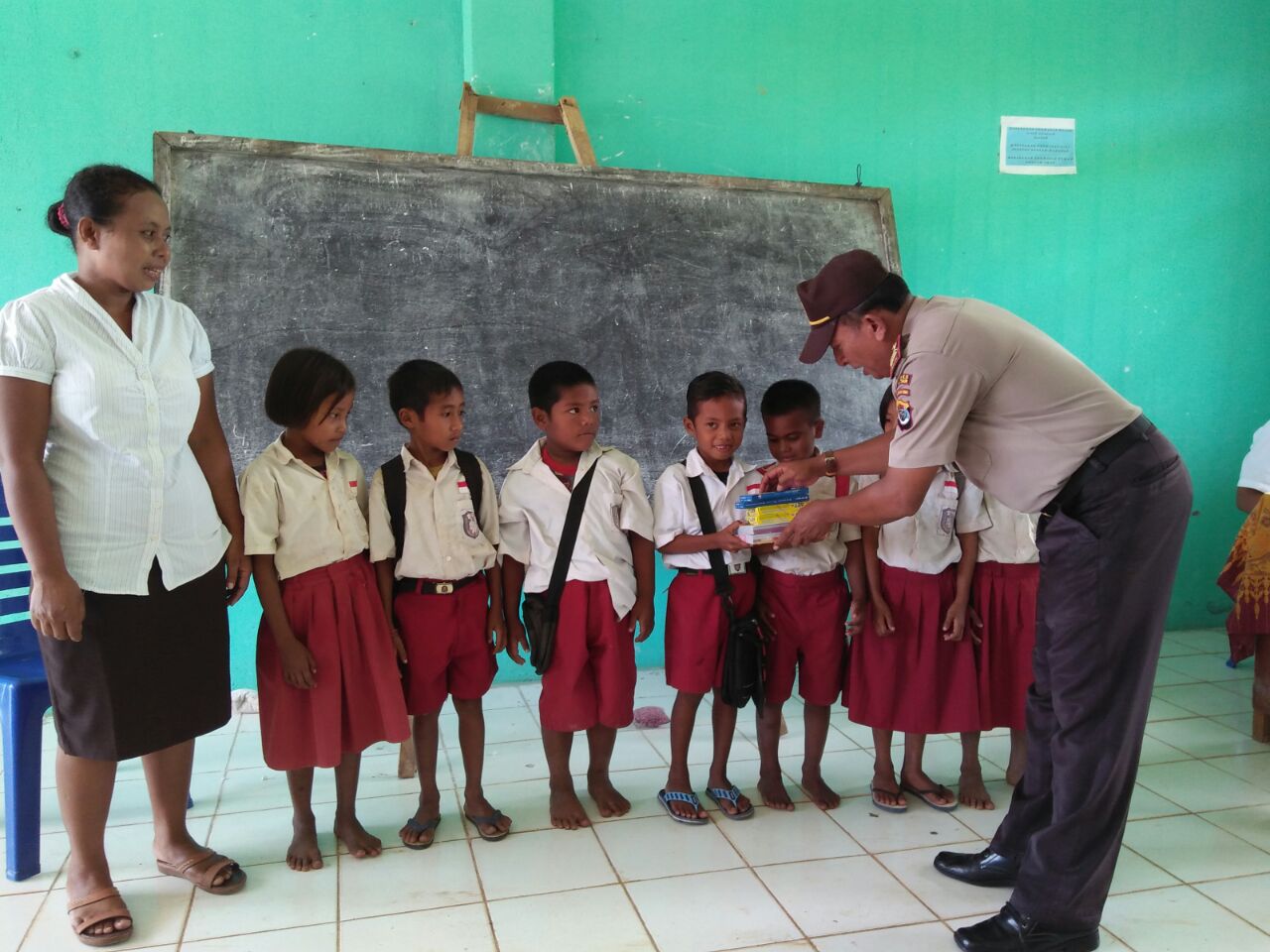 Melalui Kegiatan Police Goes to School, Kapolsek Rindi Beri Batuan Buku Dan Alat Tulis Kepada Murid SD Inpres Kandara Rindi