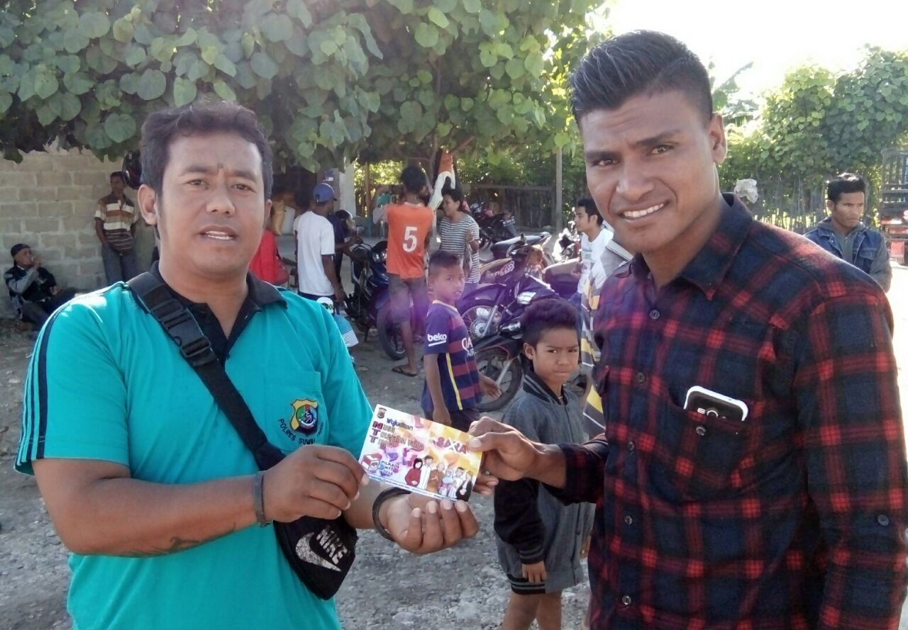 Bagikan Stiker No SARA No Hoax, Polsek Haharu Ajak Masyrakat Cegah Konflik Jelang Pilkada