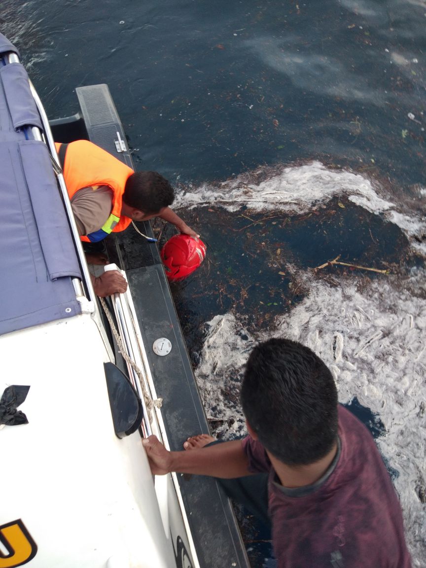 Petugas KP3 Laut Waingapu Temukan Helm Korban