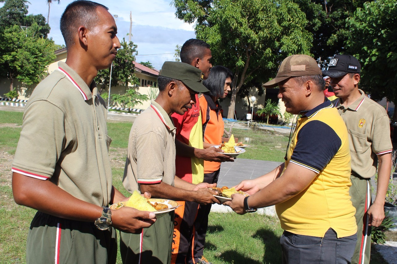 Kapolres Sumba Timur dan Dandim 1601 Sumba Timur Potong Tumpeng Bagi Anggota yang Berultah Usai Olahraga Bersama