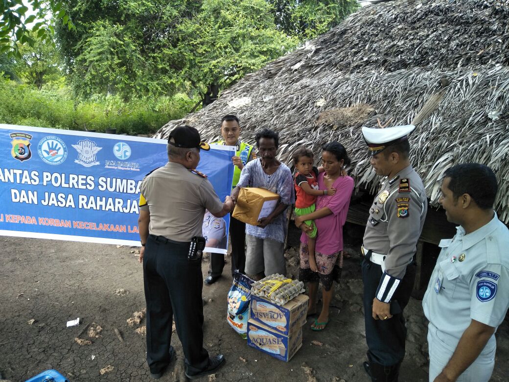 Peduli Kasih, Satlantas Beri Bantuan Kepada Korban Laka Lantas