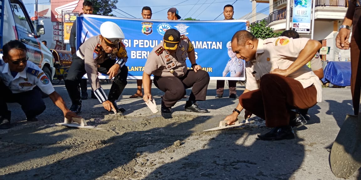 Operasi Keselamatan 2018, Satlantas Polres Sumba Timur Tambal Jalan Berlubang Di Depan Pasar Inpres Matawai