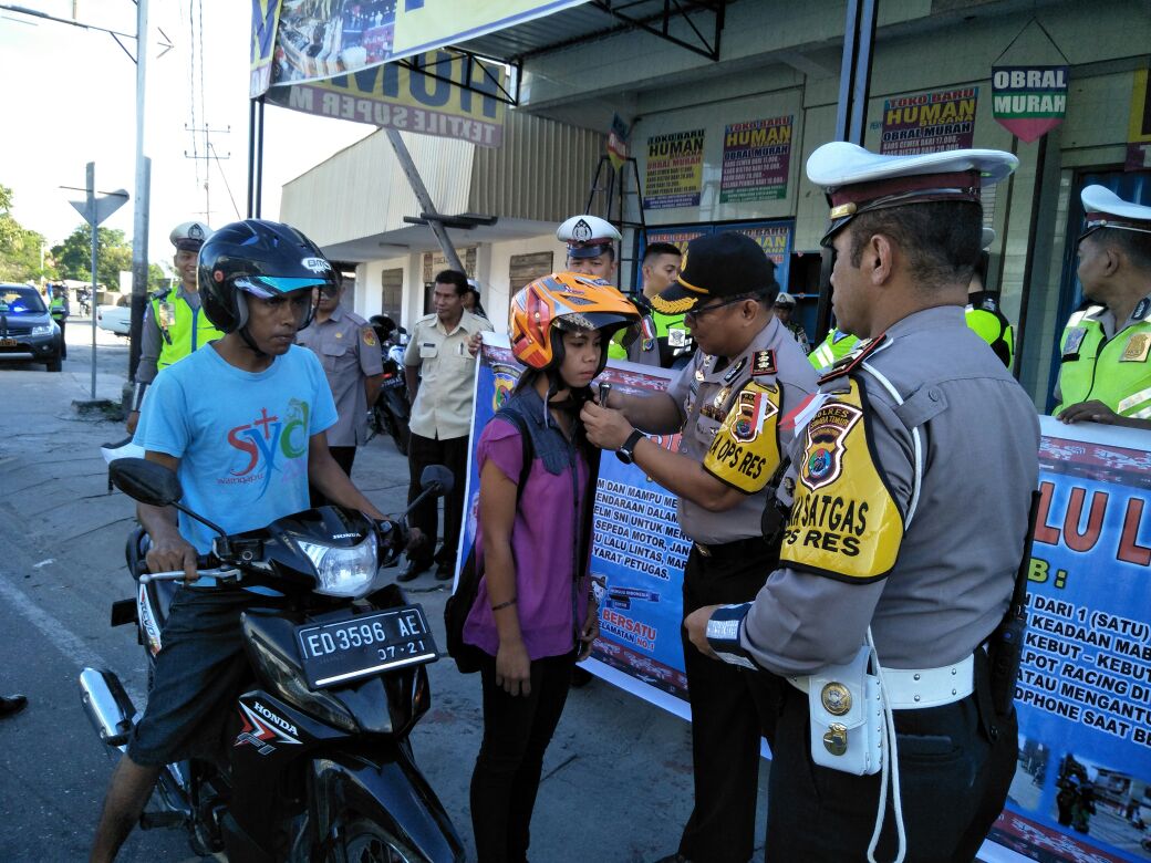 Didepan Trafic Light Payeti, Satlantas Polres Sumba Timur Bagi Helm Gratis