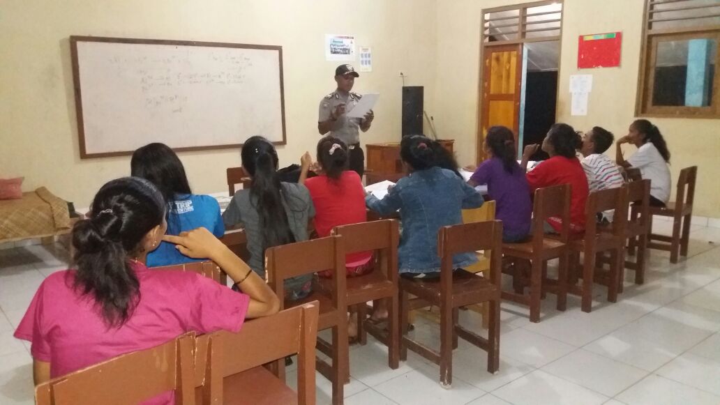 Hadapi Ujian Nasional, Bripka Munawir Berikan Pelajaran Tambahan Kepada Murid SMA N 1 Rindi