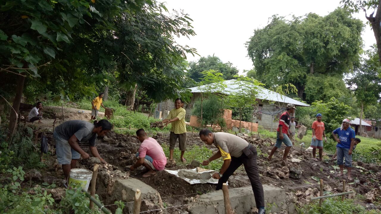 Memupuk Rasa Persatuan Dan Persaudaraan, Bripka Florianus Bersama Warga Binaan Gotong Royong Bangun Pondasi Rumah Warga