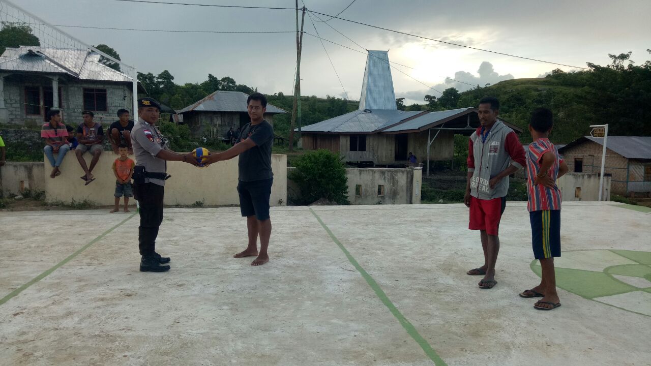 Sambang Desa, Kanit Binmas Polsek Matawai Lapawu Beri Bantuan Alat Olahraga