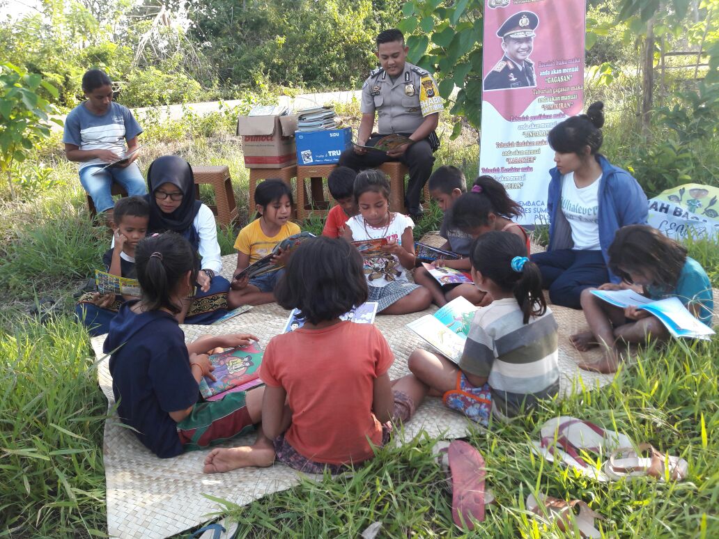 Taman Baca Cikal Lewa Bersama Bhabinkamtibmas Desa Kambata Wundut