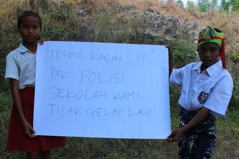 Sejak Dibangun Pada Tahun 2005 Dan Tak Dapat Saluran Listrik, SD Negeri Tanggedu Terima Bantuan Genset dan Alat Tulis dari Ibu Kapolda NTT