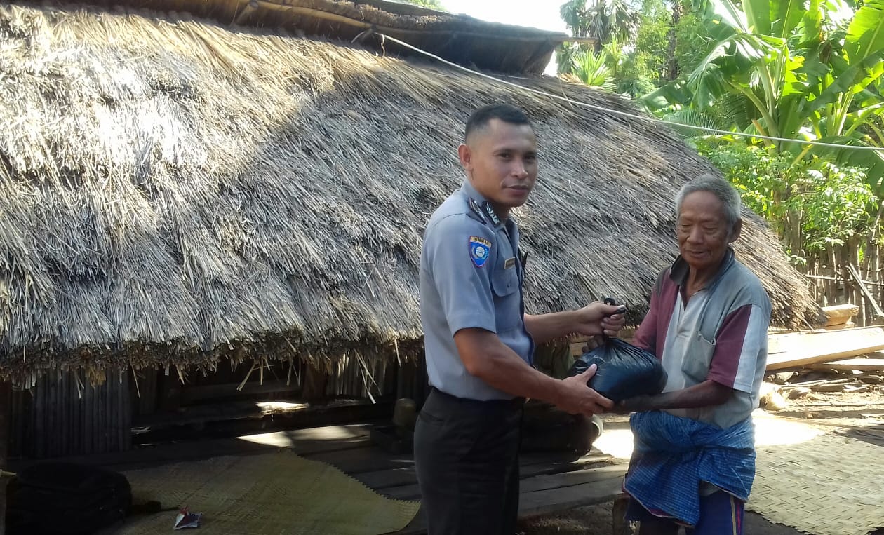 Bentuk Pelayanan Prima Kepada Masyarakat, Bripka Wempi Misa Beri Bantuan Sembako Kepada Warga Kurang Mampu