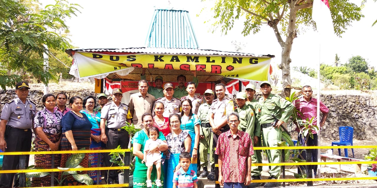 Kunjungi Pos Kamling, Kapolres Sumba Timur : Pos Kamling Ada Bukan Saat Pilkada Saja, Tapi Berkelanjutan Untuk Siskamtibmas Dan Pengawasan Bencana Alam