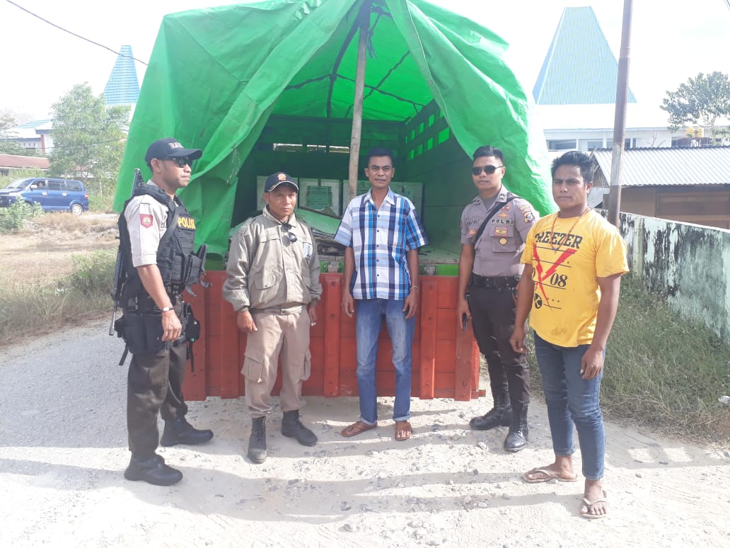 Personel Polres Sumba Timur Kawal Distribusi Surat Suara