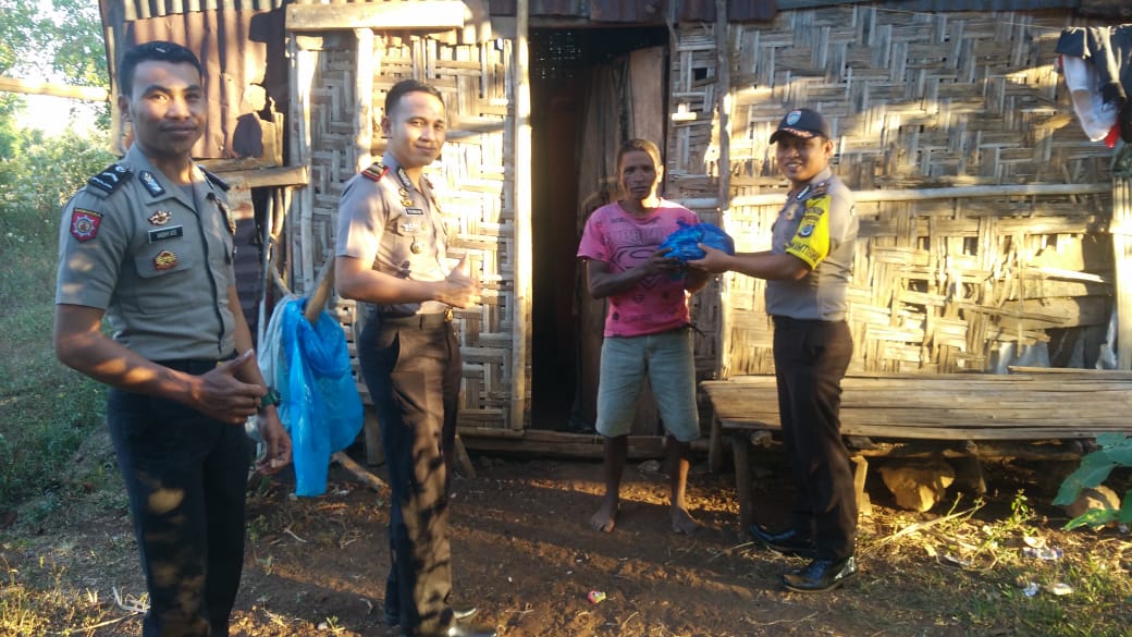 Sambang Kamtibmas Jelang Pilkada, Polsek Lewa Beri Bantuan Kepada Warga Kurang Mampu