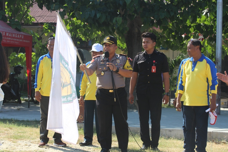 Kapolres Sumba Timur Lepas Kontingen Long March Dalam Rangka O2SN, FLS2N dan Gala Siswa Tingkat SMP dan SD se - Kabupaten Sumba Timur Tahun 2018