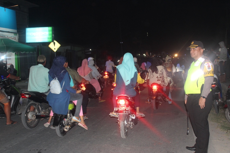 Polres Sumba Timur bersama Kodim 1601 Sumba Timur Amankan Pawai Malam Takbiran