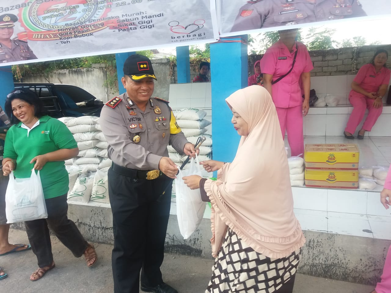 Bersama Bhayangkari, Polres Sumba Timur Gelar Bazaar Sembako Murah