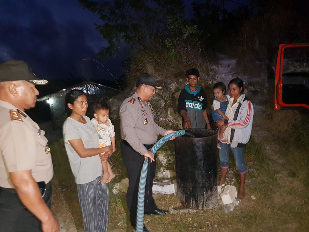 Polres Sumba Timur Rutin Tiap Tahun Salurkan Air Bersih Ke Desa Pambotanjara, Kali Ini Dalam Rangka HUT Bhayangakara Ke 72