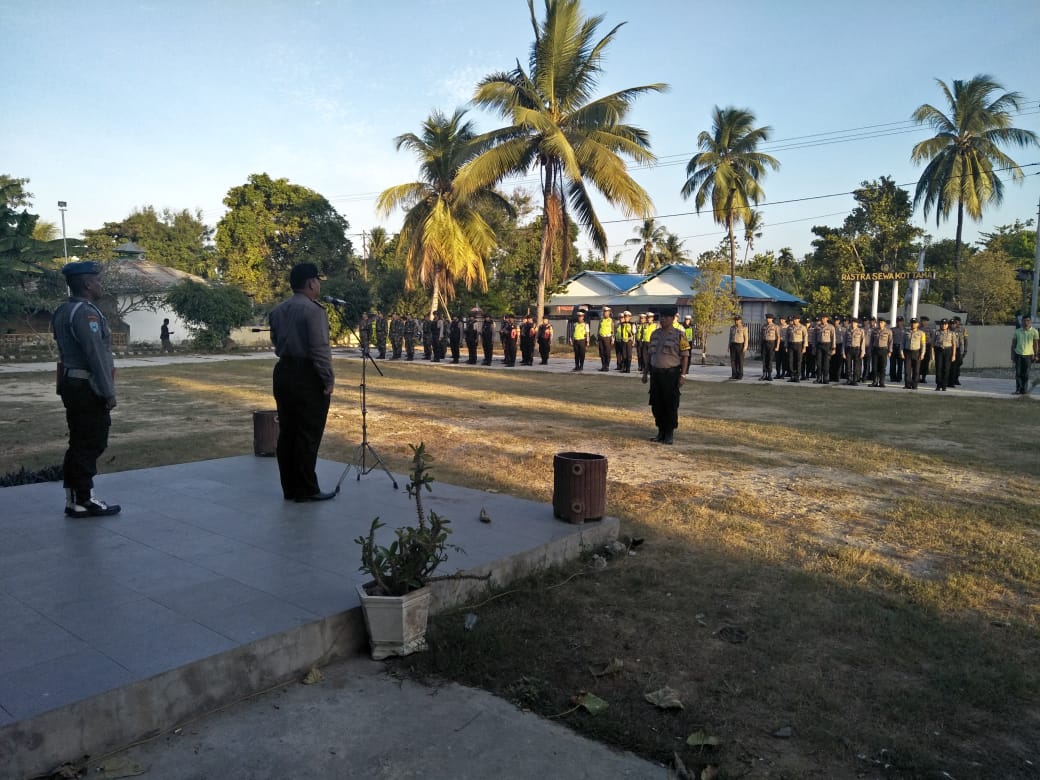 Pimpin Apel Gabungan TNI Polri, Kapolres : TNI Polri Bersinergi dan Siap Mengamankan Kegiatan Malam Takbiran dan Sholad Id di Kabupaten Sumba Timur