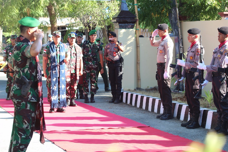 Kapolres Sumba Timur Sambut Kedatangan Pangdam IX Udayana Dan Rombongan